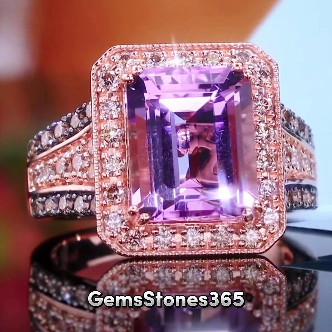 紫色のエメラルドカットリング