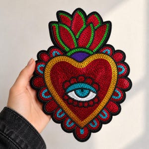 Parche grande de "Ex-Voto", Sagrado Corazón mexicano en llamas, ojo protector con lentejuelas, termoadhesivo, colores brillantes.