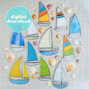 Peut inclure: Plusieurs décorations de voiliers en vitrail aux voiles colorées, bleues, jaunes, oranges et vertes. L'image comprend des coquillages et le texte "digital download". Les voiliers sont disposés sur un fond neutre.