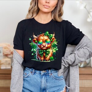 St Patrick&#39;s Day Highland Cow T-Shirt: Lucky Shamrock Tee