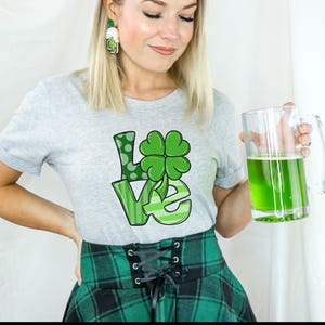 St Patrick&#39;s Day Love Clover Tee: Lucky Green Shirt