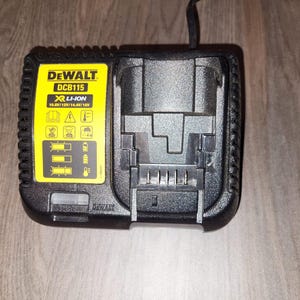 Op de afbeelding: Zwarte en gele DEWALT DCB115 XR Li-Ion 18,0 V/1,3 Ah/14,4 V/1,5 Ah/10 V acculader.
