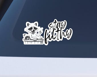 Calcomanía de vinilo de mapache juguetón / Divertida calcomanía de mapache con la frase "Mantente sucio" / Divertida calcomanía de mapache con frase / Calcomanía de mapache para la ventana del auto