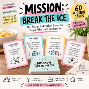 Peut inclure: Un jeu de cartes intitulé Mission: Break The Ice comprenant 60 cartes de mission. L'ensemble inclut une pile de cartes et quatre cartes individuelles avec des instructions comme demander une recommandation de restaurant ou un intérêt commun.