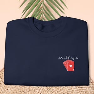 Motif de broderie cribbage - Sweatshirt épais unisexe à col rond | Haut pour joueurs de cribbage avec cartes de broderie et texte de cribbage