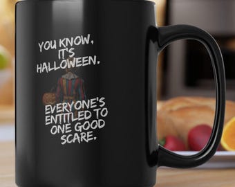 Taza negra con temática de Halloween y cita de la película de Halloween. Regalo perfecto para los amantes de Halloween. Artículos para beber para una temporada espeluznante.
