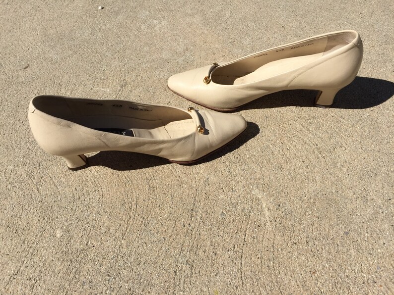 Bally Vintage Made in Italy Beige Cream Leather Gold Detailed Kitten Heels Size 6.5 image 4