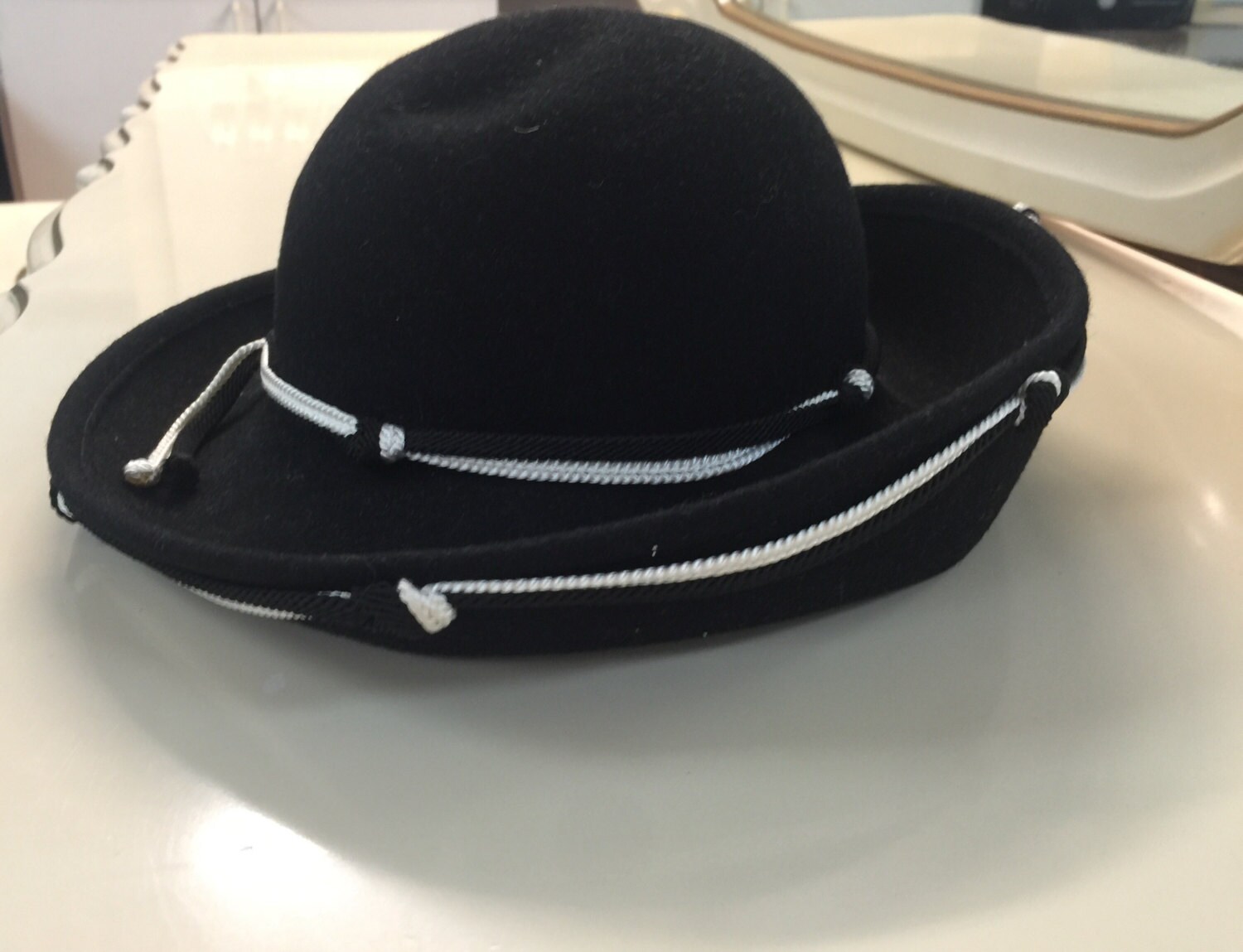 Chapeau Creations by Ruth Kropveld Black and White Vintage  display picture 1