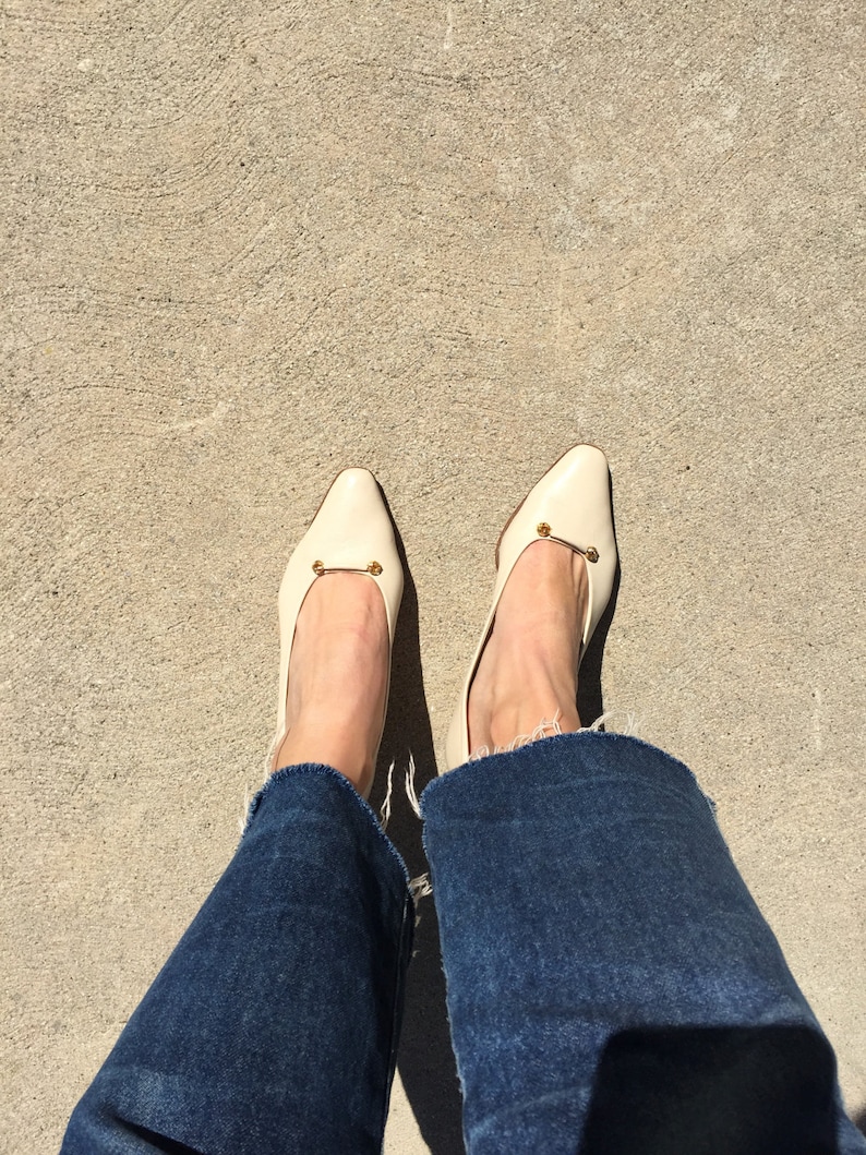 Bally Vintage Made in Italy Beige Cream Leather Gold Detailed Kitten Heels Size 6.5 image 1