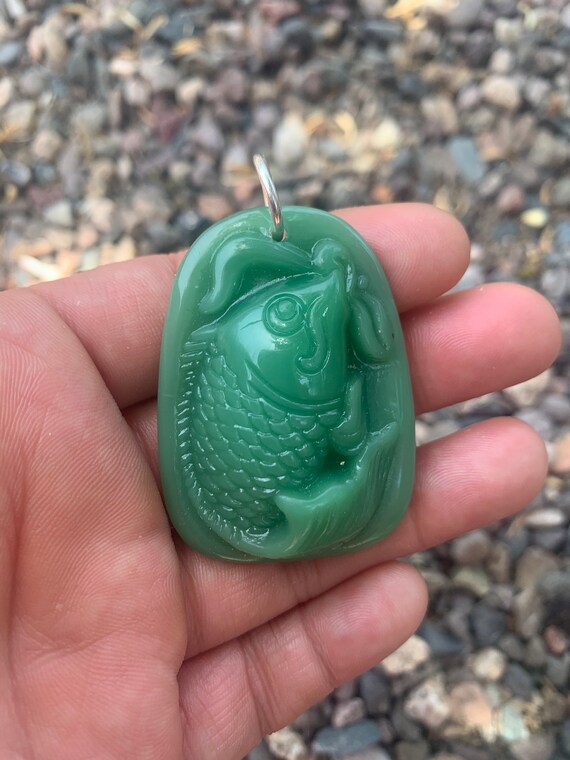 翡翠 魚彫刻 ペンダント - メルカリ