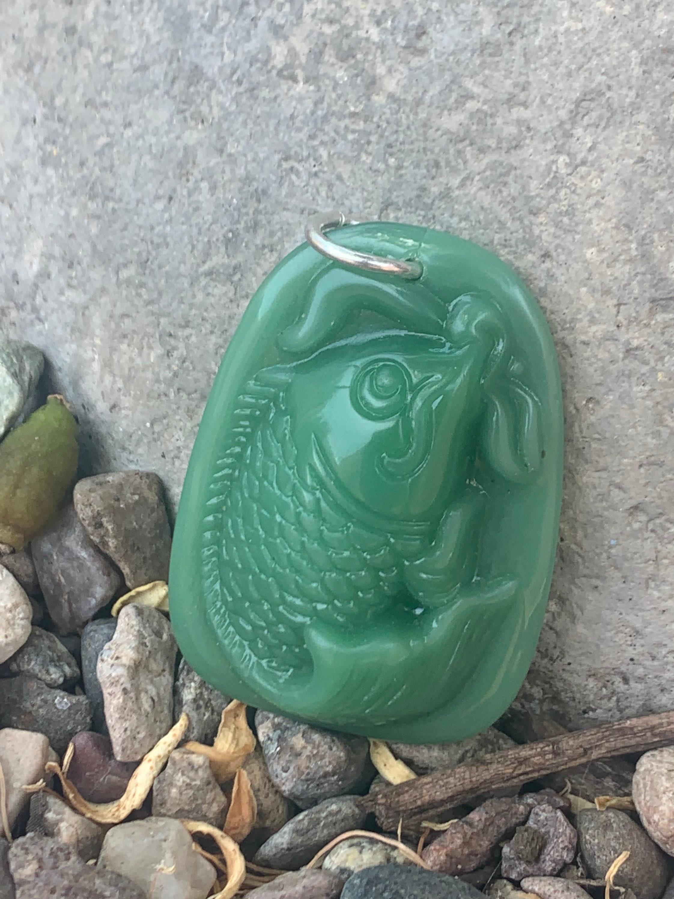 中国産の緑の魚の彫刻が施された翡翠のヴィンテージペンダント