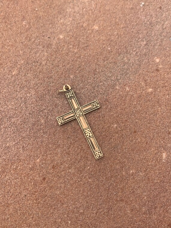 14K Gold Engraved Vintage Cross Pendant - image 3