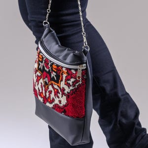 Bolso bandolera hecho a mano con colcha vintage y cuero ecológico. Bolso de hombro de tela reciclada con correa de cadena. Un regalo único para ella.