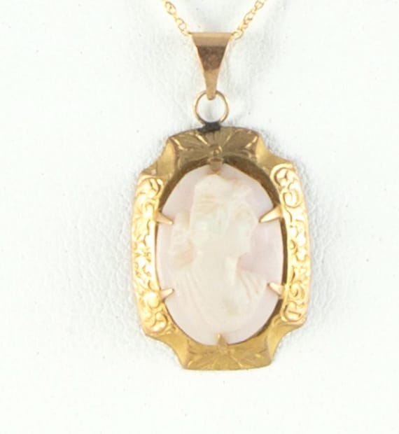 10K Gold Antique Cameo Pendant