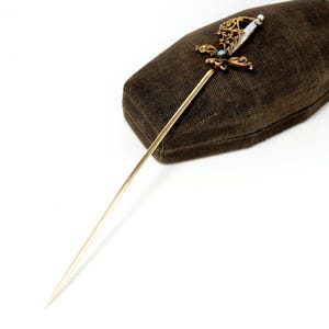 Broche victoriano con esmalte en oro de 14 k y turquesa; broche victoriano con forma de espada; broche victoriano; broche de oro de 14 k; broche antiguo; broche con forma de espada victoriana