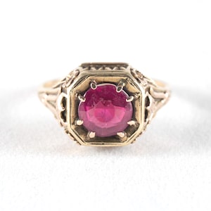 Anillo Art Déco de oro amarillo de 10 quilates con rubíes y filigrana.