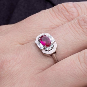 Anillo de rubí rosa en oro de 14 quilates • Detalle de esmalte art déco • Piedra natal de julio