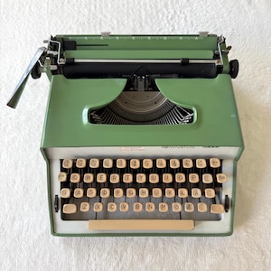 Green typewriter Remington 2000 Sperry Rand Vintage, Functional, ready to use