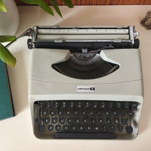 Vintage Olivetti Underwood 18