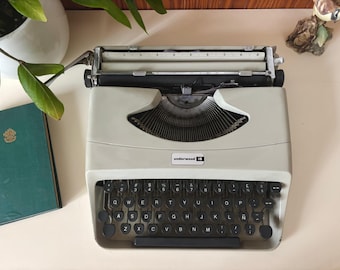 Vintage Olivetti Underwood 18