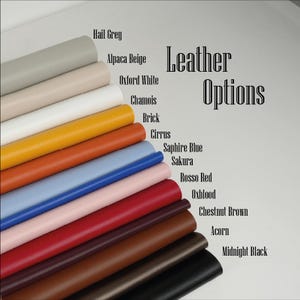 Pu&ograve; includere: Campioni di pelle in vari colori, tra cui Grigio Ghiaccio, Beige Alpaca, Bianco Oxford, Camoscio, Mattoni, Cirro, Blu Zafiro, Sakura, Rosso Rosso, Sangue di Bue, Marrone Castagna, Ghianda e Nero Notte.