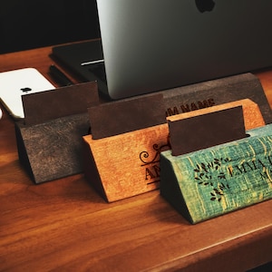 Targa da scrivania in legno personalizzata, targa da scrivania per ufficio personalizzata, porta biglietti da visita, targhe da scrivania, regalo aziendale, accessori da scrivania per ufficio