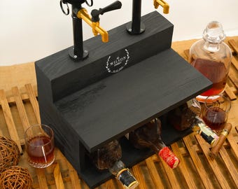 Dispensador de licor de madera grabado a medida con vasos de whisky: Estación de grifo hecha a mano, regalo de Navidad para parejas