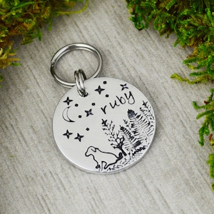 Etiqueta de identificación para mascotas estampada a mano: Cachorro bajo las estrellas, etiqueta de collar personalizada para perro