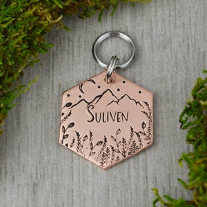 Handgestempelte Bergwiesen Haustier-ID-Tag: Personalisierter Hundehalsband-Anhänger