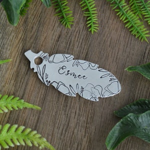 Florale Feder Handgestempelt Dog Tag • Poppy Dog Tag • Custom Dog Name Tag • Dog Tag für Hunde • Personalisierte Haustier ID Tag