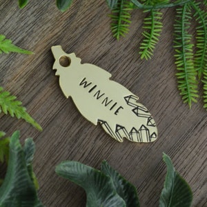 Crystal Feather Handgestempelter Hundeanhänger • Poppy Dog Tag • Personalisiertes Hunde namensschild • Hundemarke für Hunde • Personalisierter Hunde-ID-Tag