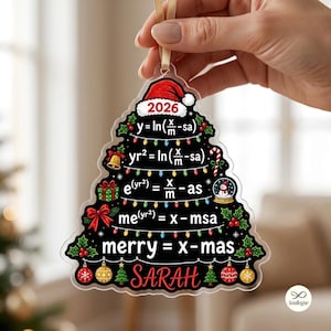 Op de afbeelding: Een doorzichtige, boomvormige kerstversiering met een zwarte achtergrond en wiskundige vergelijkingen die merry = x-mas spellen. Het ontwerp bevat een rode kerstmuts, kleurrijke kerstverlichting, hulst, cadeautjes en de naam SARAH in rood.