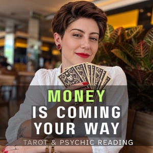 Könnte beinhalten: Ein Satz schwarzer und goldener Tarotkarten, die fächerförmig gehalten werden. Der Text auf dem Bild lautet: MONEY IS COMING YOUR WAY TAROT & PSYCHIC READING. Die Karten zeigen komplizierte goldene Filigranmuster auf schwarzem Grund.