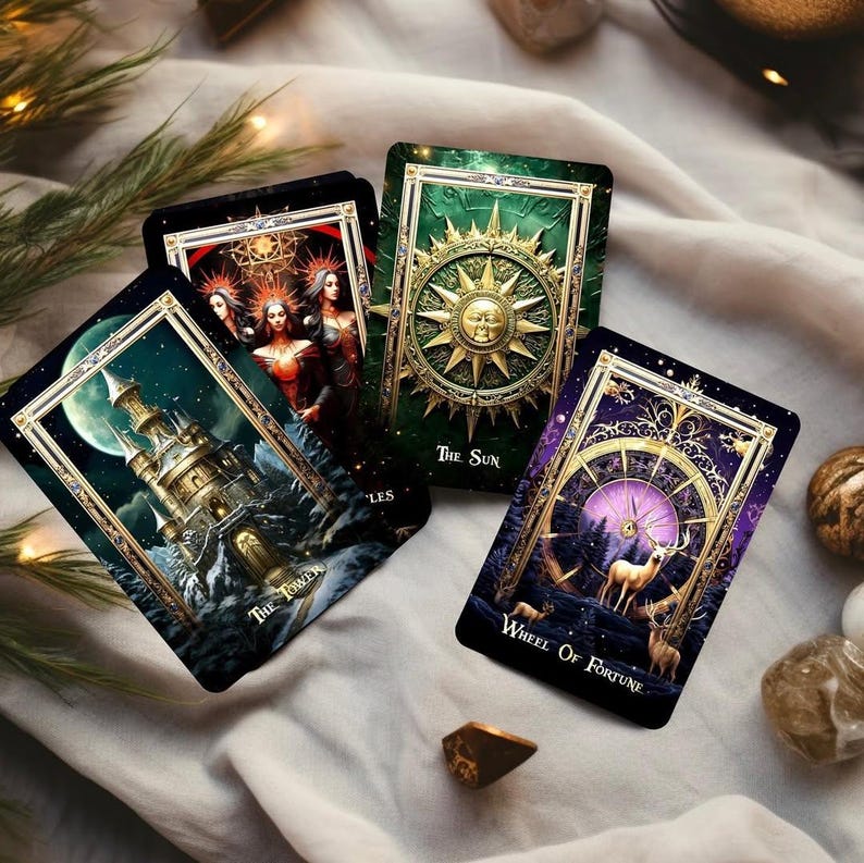 Pode incluir: Quatro cartas de tarot com designs ornamentados e detalhes dourados. As cartas apresentam imagens de uma torre, tr&ecirc;s figuras, um sol e veados. O texto nas cartas diz "The Tower", "The Sun", "Wheel Of Fortune" e "LES".