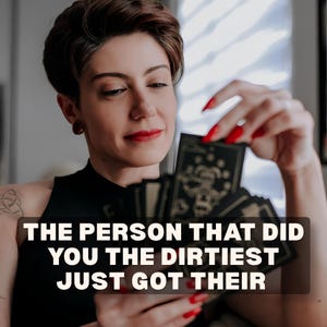 Op de afbeelding: Een set zwarte tarotkaarten met gouden lijntekeningen van een nar. De kaarten worden in de hand gehouden en de tekst op de afbeelding luidt: THE PERSON THAT DID YOU THE DIRTIEST JUST GOT THEIR.