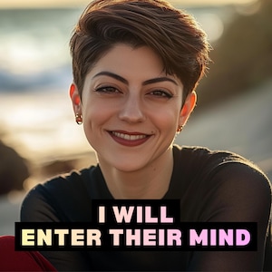 Puede incluir: Una persona sonriente con cabello castaño corto y aretes dorados. La persona lleva una blusa negra. El texto en la imagen dice: "I WILL ENTER THEIR MIND."