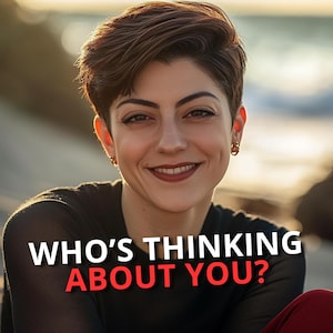 以下が含まれることがあります： 短い茶色の髪と暗い目の笑顔の人が、黒いトップスと赤いパンツを着ています。「WHO'S THINKING ABOUT YOU?」というテキストが白と赤で表示されています。
