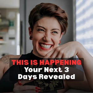 Puede incluir: Una persona con cabello castaño corto y pendientes rojos sostiene cartas de tarot negras con arte lineal dorado. El texto superpuesto dice: THIS IS HAPPENING Your Next 3 Days Revealed. La persona tiene uñas rojas y un anillo.