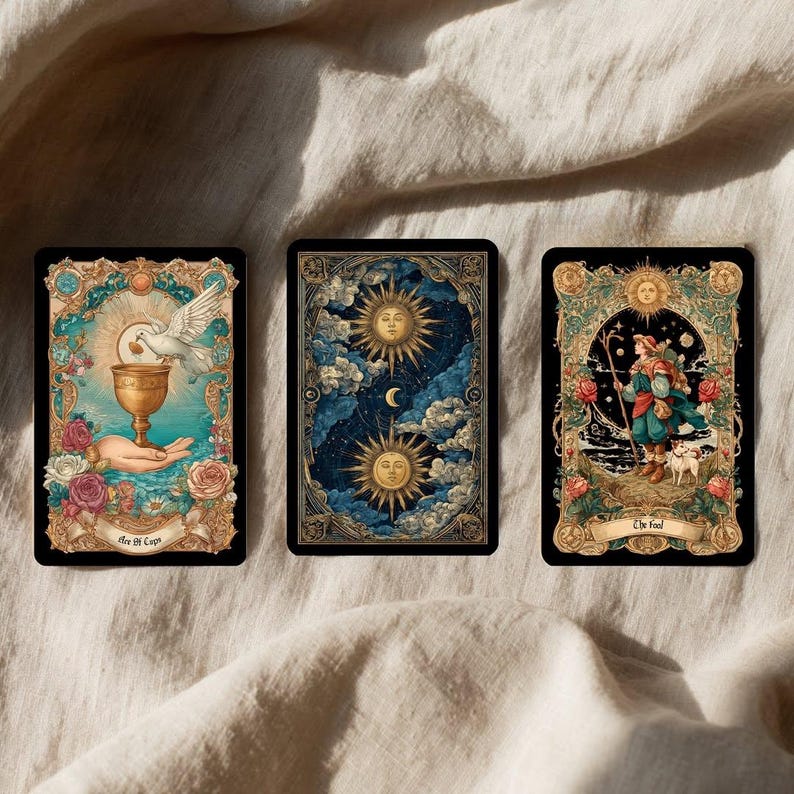 Pode incluir: Tr&ecirc;s cartas de tarot com bordas ornamentadas e ilustra&ccedil;&otilde;es detalhadas. Uma carta apresenta uma pomba acima de um c&aacute;lice, outra mostra s&oacute;is e nuvens, e a terceira retrata uma figura com um c&atilde;o. As cartas t&ecirc;m uma est&eacute;tica vintage.