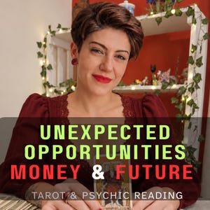 Pode incluir: Uma pessoa com cabelo castanho curto veste uma blusa de manga comprida vermelho-escura com acabamento em renda. A imagem apresenta o texto UNEXPECTED OPPORTUNITIES MONEY & FUTURE TAROT & PSYCHIC READING sobreposto à pessoa que segura uma carta de tarô.