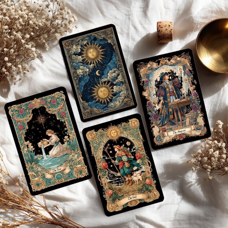 Pode incluir: Quatro cartas de tarot com desenhos ornamentados e bordas pretas s&atilde;o dispostas sobre uma superf&iacute;cie branca. As cartas apresentam ilustra&ccedil;&otilde;es de corpos celestes, figuras e elementos florais. As cartas s&atilde;o rotuladas como "The Star", "The Fool", "The Emperor" e "The Sun".