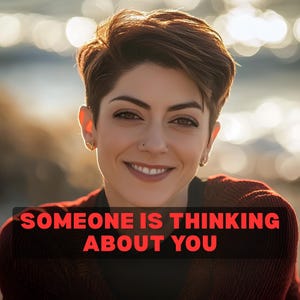 Może przedstawiać: Osoba z krótkimi brązowymi włosami i kolczykiem w nosie ubrana w ciemnoczerwony sweter. Tekst SOMEONE IS THINKING ABOUT YOU jest wyświetlany pogrubionymi czerwonymi wielkimi literami na środku obrazu nad klatką piersiową osoby.