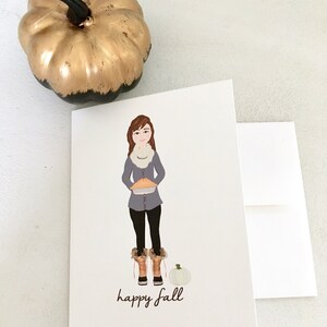 Happy Fall Girl tenant une tarte à la citrouille avec des bottes confortables // Design personnalisé