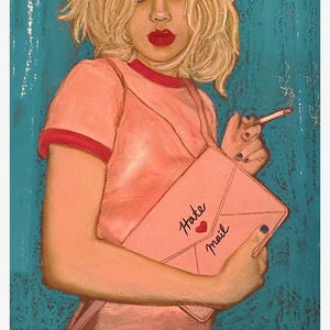 Puede incluir: Ilustración de una persona con cabello rubio, lápiz labial rojo y un atuendo rosa sosteniendo un sobre rosa. El sobre tiene las palabras "Hate mail" y un símbolo de corazón. La persona sostiene un cigarrillo encendido.