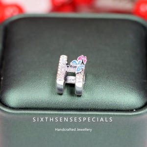 Colgante con inicial hecho a mano en plata de ley estilo Pandora con forma de letra H y dije de mariposa