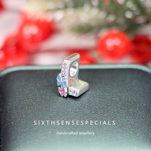 Colgante con inicial hecho a mano en plata de ley estilo Pandora con forma de letra L y dije de mariposa