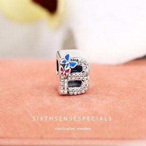 Colgante con inicial hecho a mano en plata de ley estilo Pandora con forma de letra B y dije de mariposa