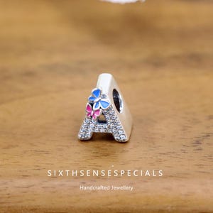 Colgante con inicial hecho a mano en plata de ley estilo Pandora con dije de mariposa y letra A