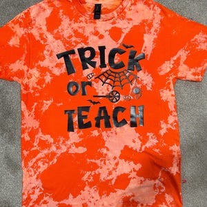 Camiseta Unissex Reverse Tie Dye Trick or Teach, Bleach Dye, Tie Dye, Camiseta, Reverse Tie Dye