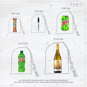 Puede incluir: Una gu&iacute;a de diferentes tama&ntilde;os de bolsas de cord&oacute;n, con ejemplos de art&iacute;culos que pueden caber en cada tama&ntilde;o. Las bolsas son blancas y los art&iacute;culos son una barra de chocolate, un marcador, una lata de refresco, una botella de refresco y una botella de vino. El texto en la imagen dice "PARTY FAVORS HUB" y "TODOS LOS PRODUCTOS QUE SE MUESTRAN ARRIBA SON REFERENCIAS DE TAMA&Ntilde;O. &iexcl;PUEDES A&Ntilde;ADIRLOS Y TODAV&Iacute;A TENER SUFICIENTE ESPACIO PARA OTROS ART&Iacute;CULOS!"